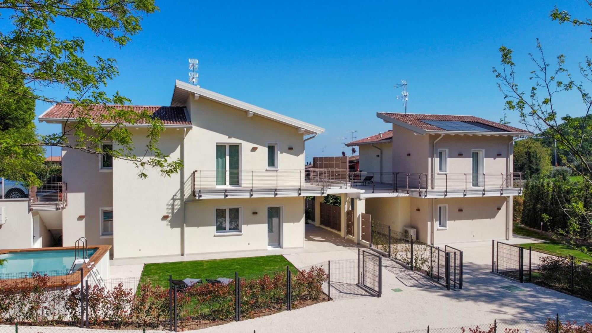 Luxury Villas Gardenia With Private Pool Padenghe sul Garda Bagian luar foto